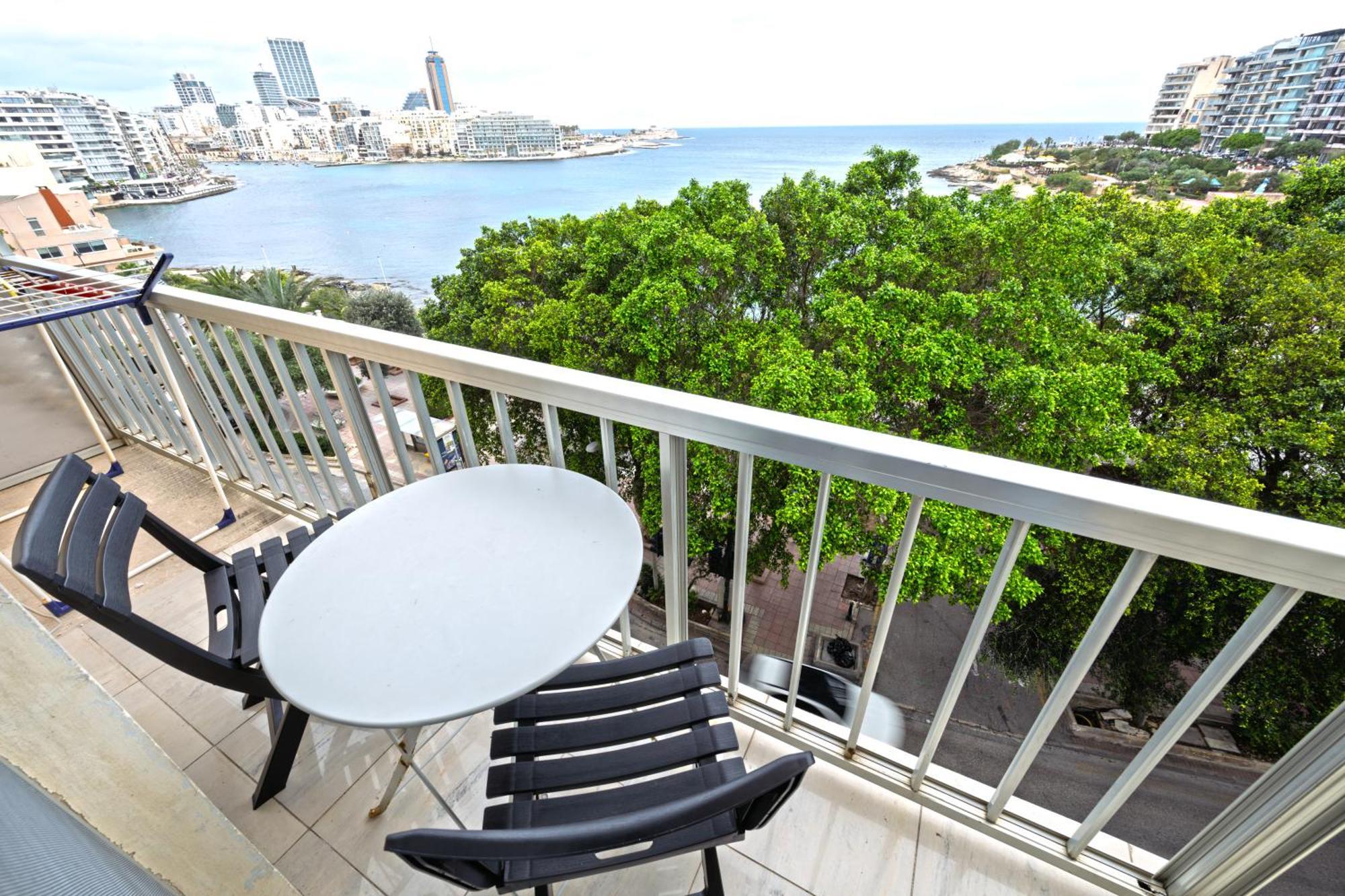 Vic- Seafront Apartment Слима Экстерьер фото